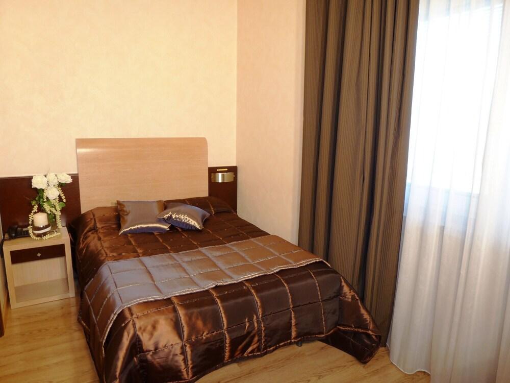 Eh Rome Airport Euro House Hotels Фиумичино Екстериор снимка