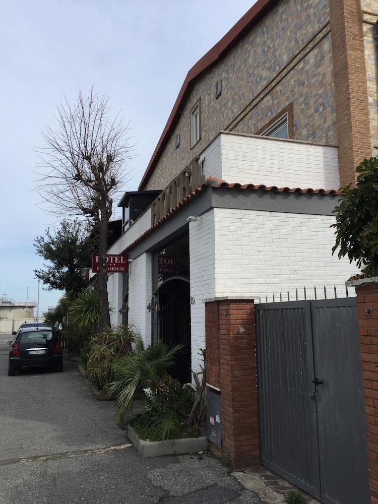 Eh Rome Airport Euro House Hotels Фиумичино Екстериор снимка