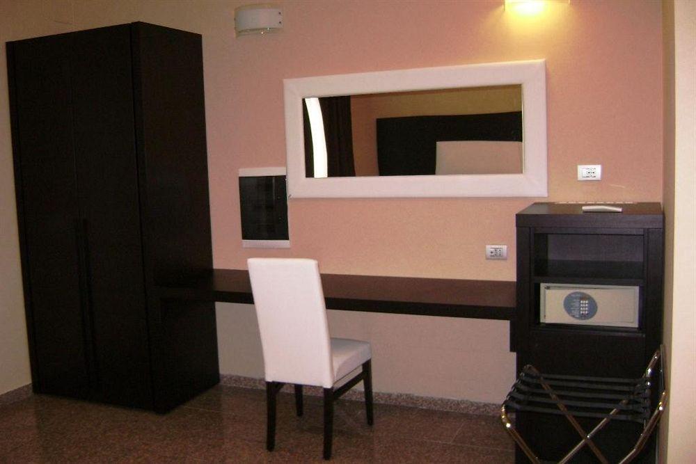 Eh Rome Airport Euro House Hotels Фиумичино Екстериор снимка